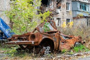 endommagé et pillé voitures dans une ville dans Ukraine pendant le guerre photo