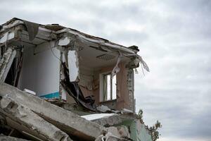 détruit et brûlé Maisons dans le ville pendant le guerre dans Ukraine photo