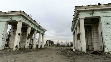 détruit et brûlé Maisons dans le ville Russie Ukraine guerre photo