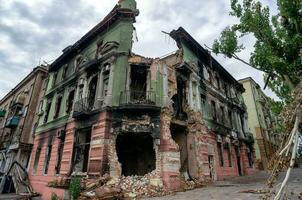 détruit et brûlé Maisons dans le ville pendant le guerre dans Ukraine photo