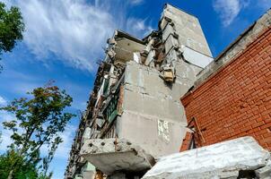 détruit et brûlé Maisons dans le ville pendant le guerre dans Ukraine photo