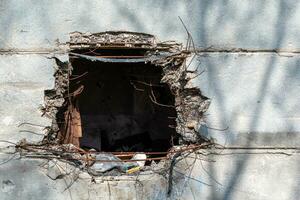 trou dans le mur de une maison de une bombe frappé dans Ukraine photo