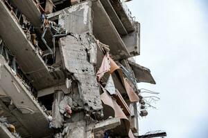 détruit et brûlé Maisons dans le ville pendant le guerre dans Ukraine photo