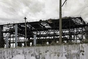 détruit bâtiments de le atelier de le azovstal plante dans mariupol Ukraine photo