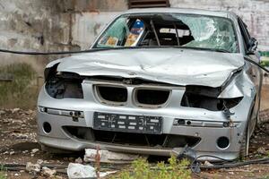 abandonné voiture cassé par maraudeurs sur une ville rue dans Ukraine photo