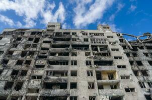 détruit et brûlé Maisons dans le ville pendant le guerre dans Ukraine photo