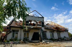 détruit et brûlé Maisons dans le ville pendant le guerre dans Ukraine photo