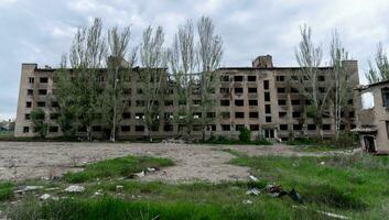 détruit école bâtiment dans Ukraine photo