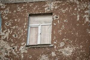 détruit et brûlé Maisons dans le ville pendant le guerre dans Ukraine photo