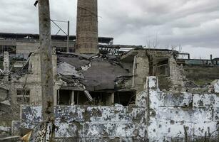 détruit bâtiments de le atelier de le azovstal plante dans mariupol Ukraine photo