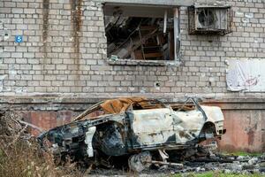 endommagé et pillé voitures dans une ville dans Ukraine pendant le guerre photo