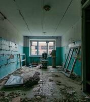 à l'intérieur une détruit hôpital dans Ukraine photo