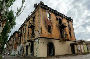 détruit et brûlé Maisons dans le ville pendant le guerre dans Ukraine photo