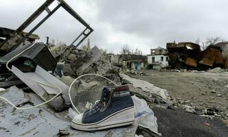 détruit et brûlé Maisons dans le ville Russie Ukraine guerre photo