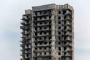 détruit et brûlé Maisons dans le ville Russie Ukraine guerre photo