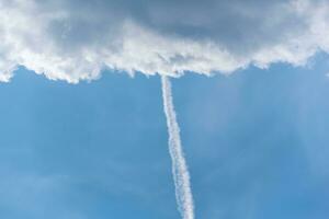 traînée de une fusée lancement dans le bleu ciel dans Ukraine photo