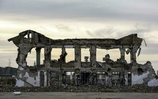 détruit et brûlé Maisons dans le ville Russie Ukraine guerre photo