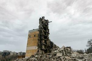 détruit et brûlé Maisons dans le ville Russie Ukraine guerre photo