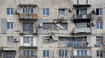 détruit et brûlé Maisons dans le ville pendant le guerre dans Ukraine photo