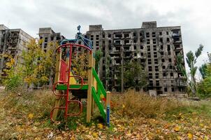 détruit et brûlé Maisons dans le ville pendant le guerre dans Ukraine photo