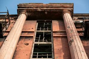 détruit et brûlé Maisons dans le ville Russie Ukraine guerre photo