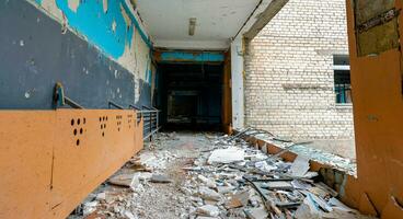 à l'intérieur une détruit école dans Ukraine photo