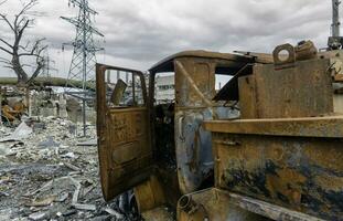 brûlé voitures et détruit bâtiments de le atelier de le azovstal plante dans mariupol photo