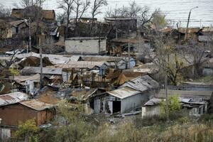 détruit et brûlé Maisons dans le ville Russie Ukraine guerre photo