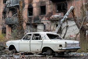 endommagé et pillé voitures dans une ville dans Ukraine pendant le guerre photo