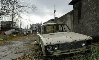 endommagé et pillé voitures dans une ville dans Ukraine pendant le guerre photo