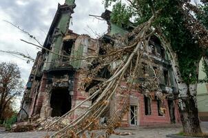 détruit et brûlé Maisons dans le ville pendant le guerre dans Ukraine photo