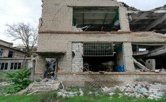 détruit école bâtiment dans Ukraine photo