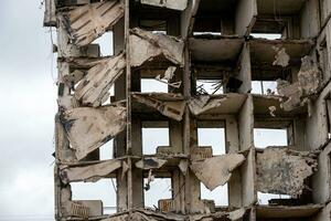 détruit et brûlé Maisons dans le ville pendant le guerre dans Ukraine photo