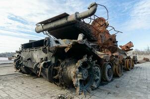 endommagé militaire réservoir sur une ville rue dans Ukraine photo