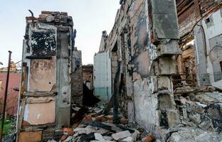 à l'intérieur une endommagé maison dans Ukraine photo