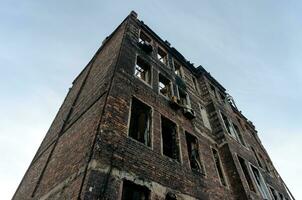 détruit et brûlé Maisons dans le ville Russie Ukraine guerre photo