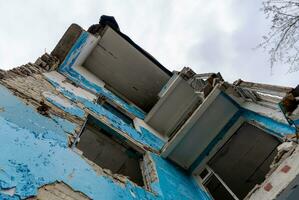 détruit école bâtiment dans Ukraine photo