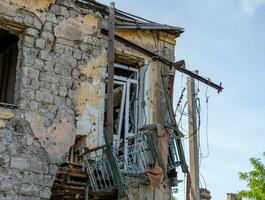 détruit Maisons dans un abandonné ville sans pour autant gens dans Ukraine photo