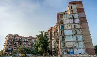 détruit et brûlé Maisons dans le ville Russie Ukraine guerre photo