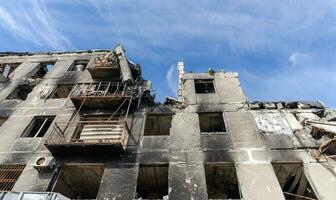 détruit et brûlé Maisons dans le ville pendant le guerre dans Ukraine photo