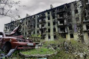 endommagé et pillé voitures dans une ville dans Ukraine pendant le guerre photo