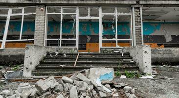 détruit école bâtiment dans Ukraine photo