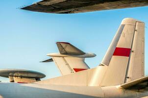 Contexte ailes de une grand soviétique avion de ligne contre une bleu ciel isolé photo