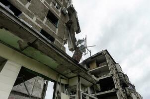 détruit et brûlé Maisons dans le ville Russie Ukraine guerre photo