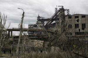 détruit bâtiments de le atelier de le azovstal plante dans mariupol Ukraine photo