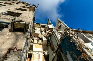 détruit et brûlé Maisons dans le ville Russie Ukraine guerre photo