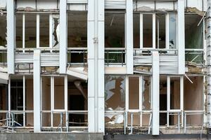 détruit et brûlé Maisons dans le ville Russie Ukraine guerre photo