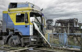 endommagé et pillé voiture et détruit bâtiments de le atelier de le azovstal plante dans mariupol photo