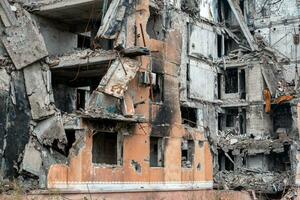 détruit et brûlé Maisons dans le ville pendant le guerre dans Ukraine photo