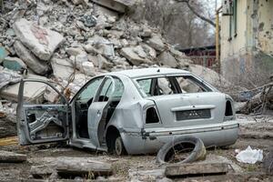 endommagé et pillé voitures dans une ville dans Ukraine pendant le guerre photo